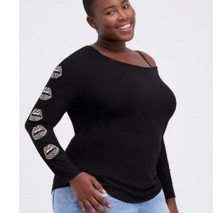 Torrid Off Shoulder Tee with Lips Sz 2